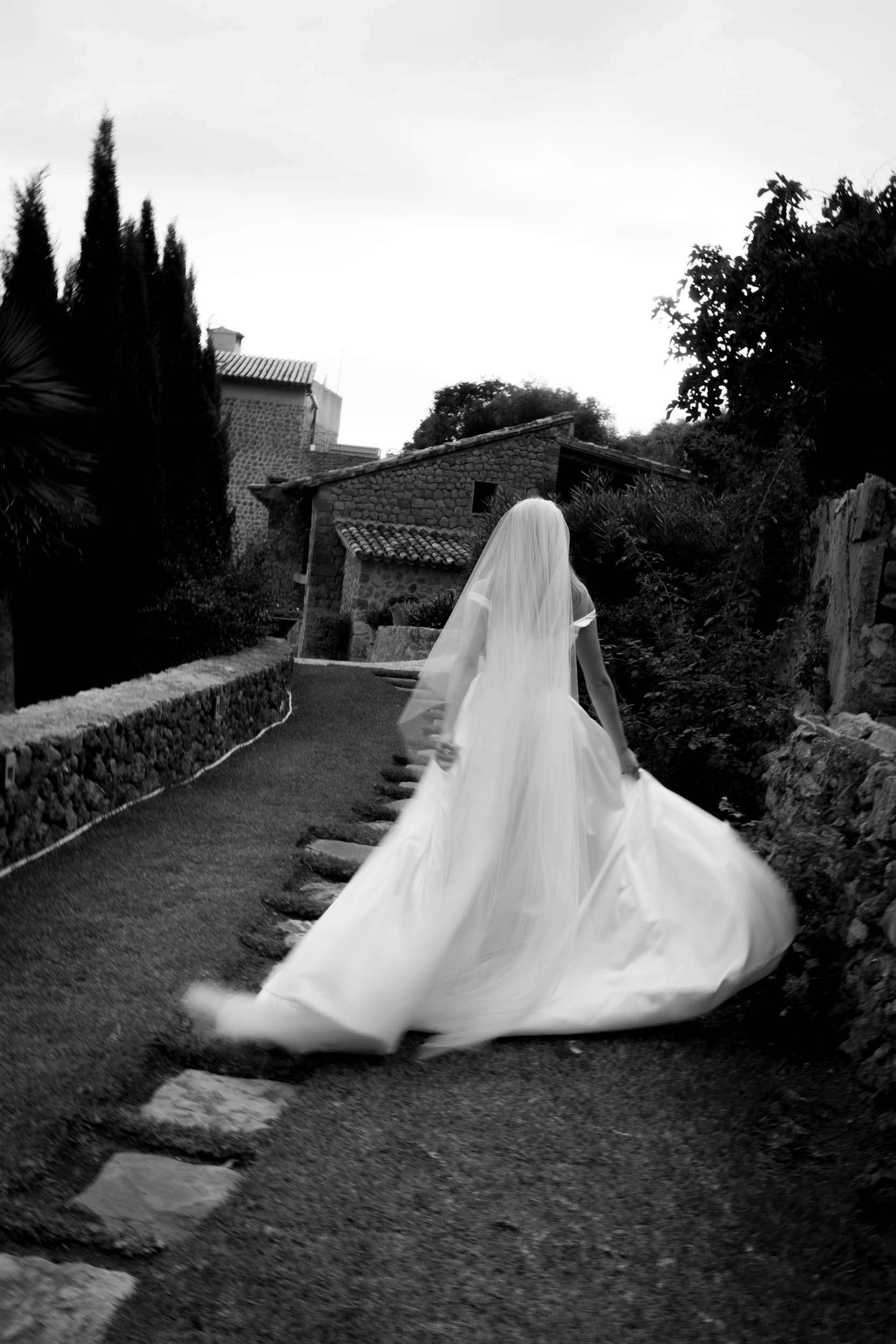 Simple yet stylish Ca S'hereu Wedding in Sóller, Mallorca
